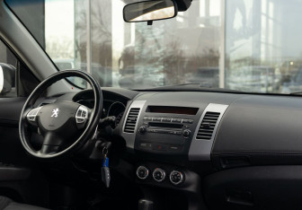 Подержанный автомобиль Peugeot 4007 2010 года (10 фото)