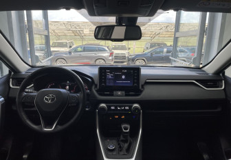 Подержанный автомобиль Toyota RAV4 2019 года (10 фото)