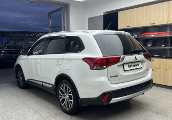 Подержанный автомобиль Mitsubishi Outlander 2015 года (6 фото)