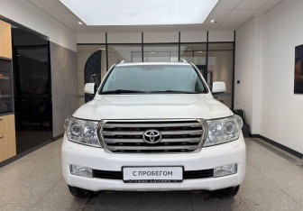 Подержанный автомобиль Toyota Land Cruiser Suv 2011 года (3 фото)