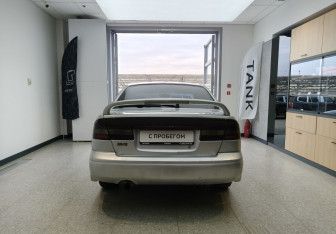Подержанный автомобиль Subaru Legacy Sedan 2001 года (5 фото)