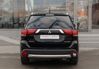 Подержанный автомобиль Mitsubishi Outlander 2015 года (6 фото)