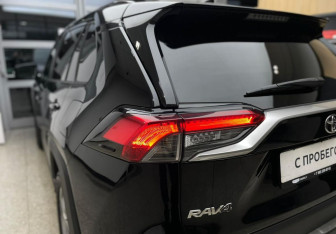 Подержанный автомобиль Toyota RAV4 2019 года (9 фото)