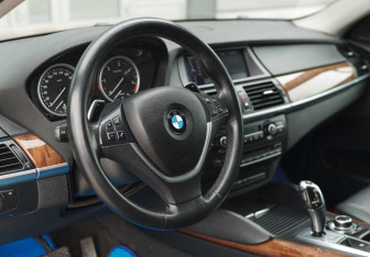 Подержанный автомобиль BMW X6 2011 года (11 фото)