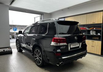 Подержанный автомобиль Lexus LX 2014 года (7 фото)