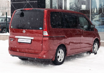 Подержанный автомобиль Nissan Serena Minivan 2009 года (5 фото)