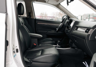 Подержанный автомобиль Mitsubishi Outlander 2019 года (18 фото)