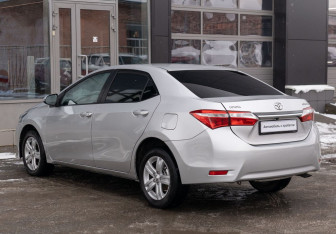 Подержанный автомобиль Toyota Corolla Sedan 2013 года (7 фото)