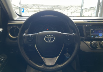 Подержанный автомобиль Toyota RAV4 2013 года (11 фото)
