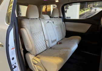 Подержанный автомобиль Toyota Vellfire 2019 года (14 фото)