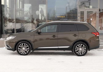 Подержанный автомобиль Mitsubishi Outlander 2016 года (8 фото)