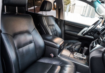 Подержанный автомобиль Toyota Land Cruiser Suv 2012 года (40 фото)