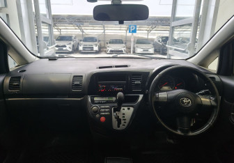 Подержанный автомобиль Toyota Wish Compactvan 2003 года (8 фото)