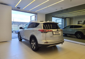 Подержанный автомобиль Toyota RAV4 2017 года (6 фото)