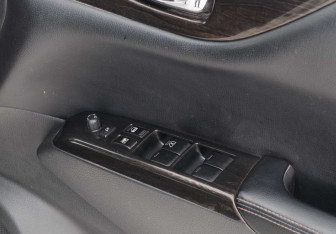 Подержанный автомобиль Nissan Elgrand 2011 года (16 фото)