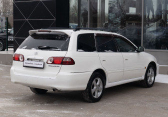 Подержанный автомобиль Toyota Caldina 2000 года (5 фото)