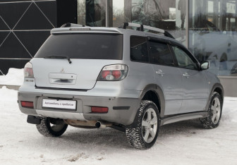 Подержанный автомобиль Mitsubishi Outlander 2004 года (5 фото)