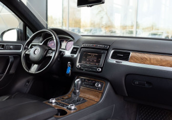 Подержанный автомобиль Volkswagen Touareg 2015 года (10 фото)