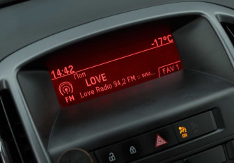 Подержанный автомобиль Opel Astra Sedan 2012 года (14 фото)