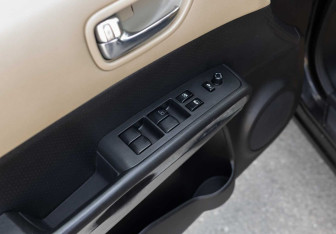 Подержанный автомобиль Nissan X-Trail 2008 года (17 фото)