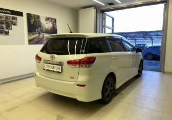 Подержанный автомобиль Toyota Wish Minivan 2011 года (4 фото)