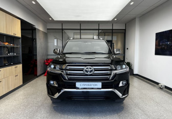 Подержанный автомобиль Toyota Land Cruiser Suv 2014 года (2 фото)