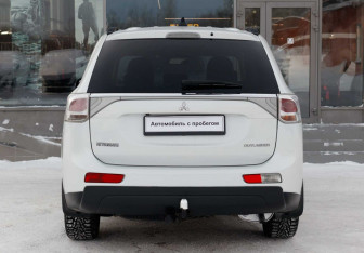 Подержанный автомобиль Mitsubishi Outlander 2013 года (6 фото)