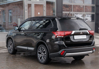 Подержанный автомобиль Mitsubishi Outlander 2015 года (7 фото)