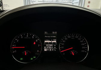 Подержанный автомобиль Nissan X-Trail 2012 года (11 фото)