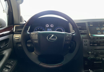 Подержанный автомобиль Lexus LX 2008 года (16 фото)