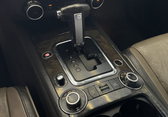 Подержанный автомобиль Volkswagen Touareg 2008 года (12 фото)
