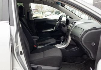 Подержанный автомобиль Toyota Corolla Sedan 2013 года (20 фото)