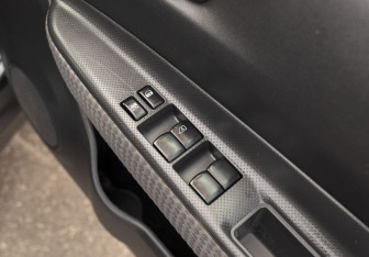 Подержанный автомобиль Nissan Wingroad 2005 года (15 фото)