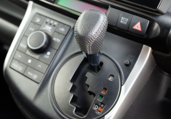 Подержанный автомобиль Toyota Wish Minivan 2011 года (15 фото)