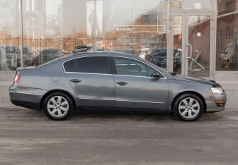 Подержанный автомобиль Volkswagen Passat Sedan 2005 года (4 фото)
