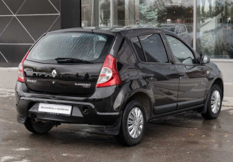 Подержанный автомобиль Renault Sandero 2011 года (5 фото)