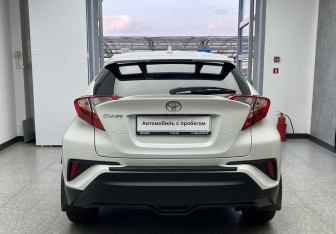 Подержанный автомобиль Toyota C-HR 2021 года (5 фото)