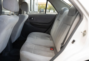 Подержанный автомобиль Mazda Familia Sedan 2000 года (16 фото)