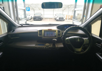 Подержанный автомобиль Honda Freed 2014 года (8 фото)