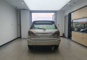 Подержанный автомобиль Lexus RX 2001 года (5 фото)