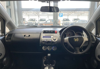 Подержанный автомобиль Honda Fit 2006 года (11 фото)