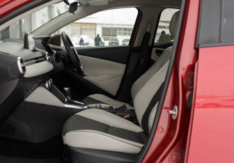 Подержанный автомобиль Mazda Demio 2016 года (21 фото)