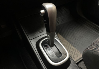 Подержанный автомобиль Nissan Tiida Hatchback 2011 года (14 фото)