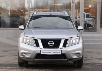 Подержанный автомобиль Nissan Terrano 2016 года (2 фото)