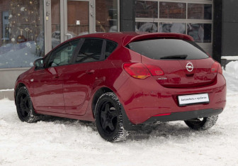 Подержанный автомобиль Opel Astra Hatchback 2011 года (7 фото)