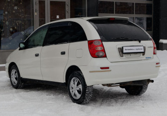 Подержанный автомобиль Toyota Nadia 2000 года (7 фото)