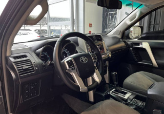 Подержанный автомобиль Toyota Land Cruiser Prado 2011 года (14 фото)