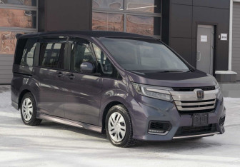 Подержанный автомобиль Honda Stepwgn 2017 года (3 фото)