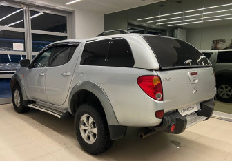 Подержанный автомобиль Mitsubishi L200 2007 года (7 фото)