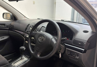 Подержанный автомобиль Toyota Allion 2002 года (8 фото)